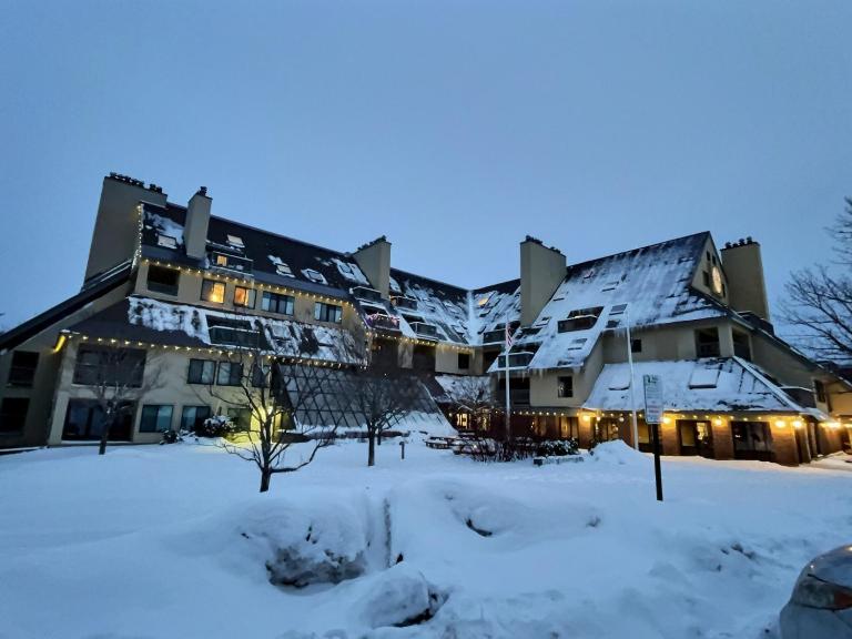 LilBear- Shuttle, FIreplace, Pool, Hot Tub - Bed and Breakfast Killington