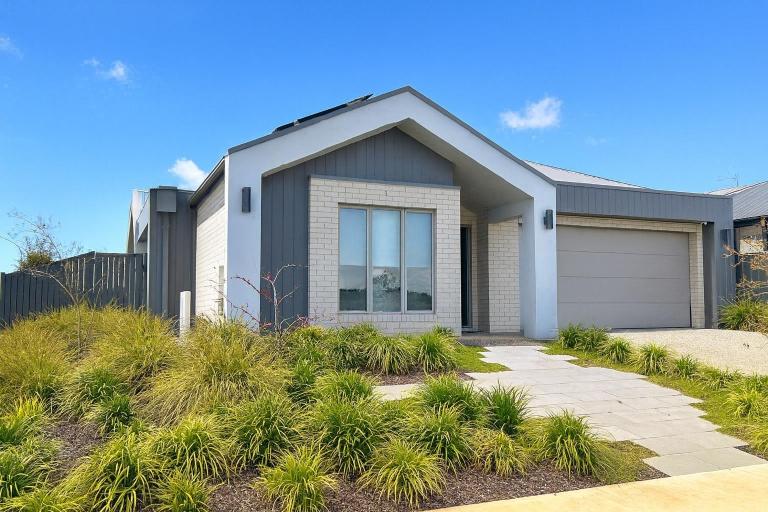 Stylish 3BR Near GV Health, Golf & Sports Precinct - Chambres d'hôtes Shepparton