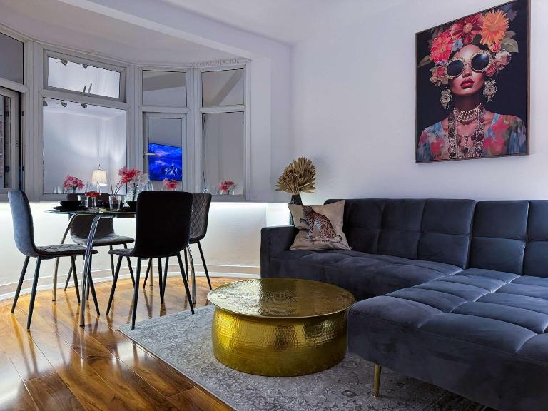 Stylish Apartment in Buckhurst Hill - Chambres d'hôtes Woodford Green