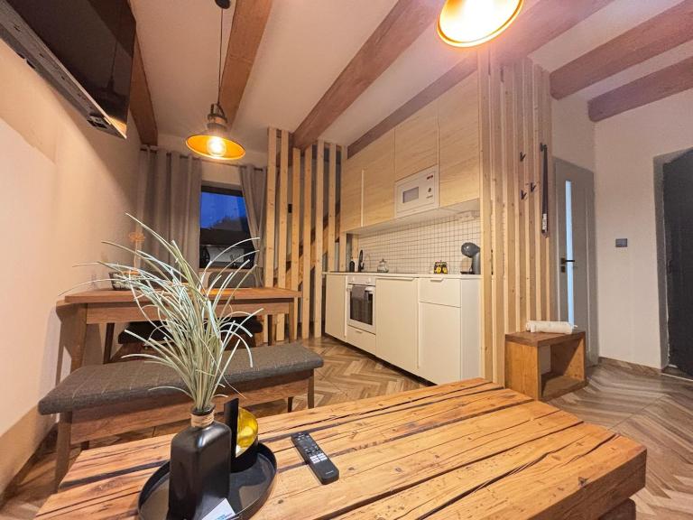 CLAY & WOOD Apartment in the historic centre - Ferienwohnung Suchan