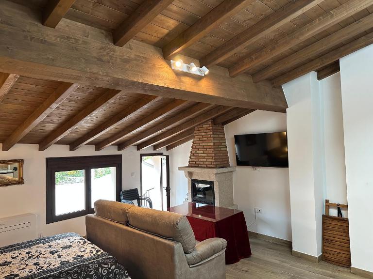 Estudios con bañera hidromasaje y chimenea y Apartamento A Fala con jacuzzi, chimenea y terraza - Ferienwohnung San Martín de Trevejo