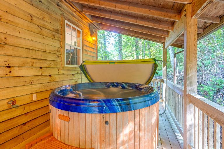 Peaceful Bryson City Cabin - Fire Pit & Hot Tub! - B&B Bryson City