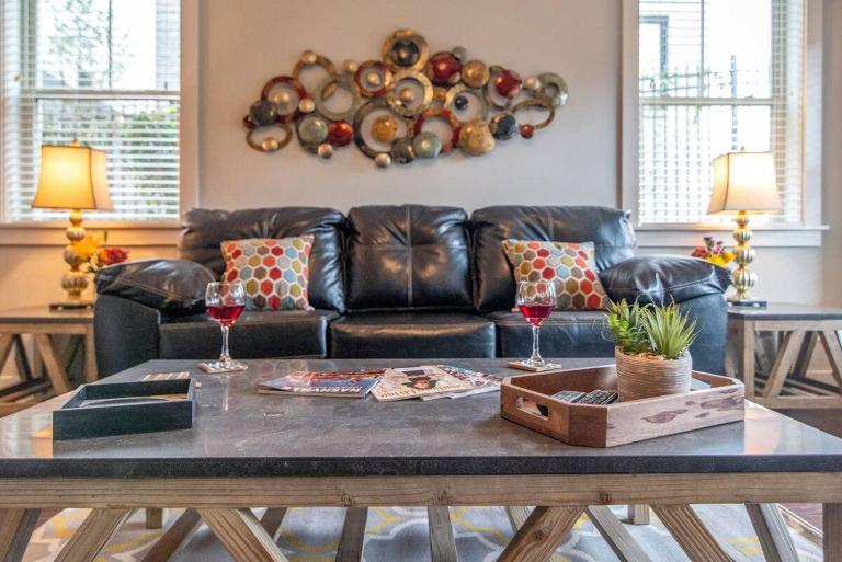 Modern 3 King Belmont Retreat with 2 Living Rooms Walk to Belmont & Vanderbilt Near Music Row The Gulch & 12th South 2 miles to Broadway Large Dining Table Smart TVs Parking 24 Hr Hospitality - Bed and Breakfast Nashville