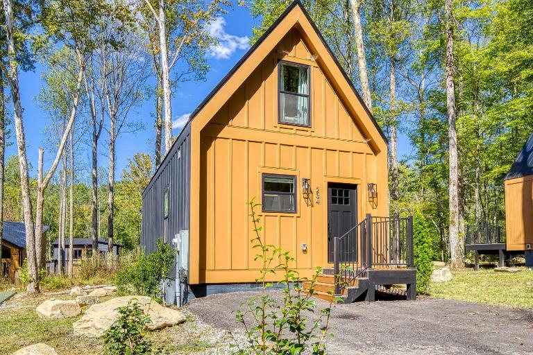 The Happy Hideaway - Hot Tub, WIFI, Free Tickets - Chambres d'hôtes Gatlinburg