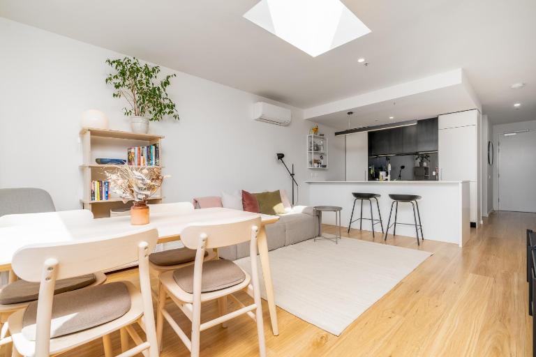 Modern City Living - 1BR Apt in Vibrant Dickson - Hosted by CanStay - Bed and Breakfast Canberra