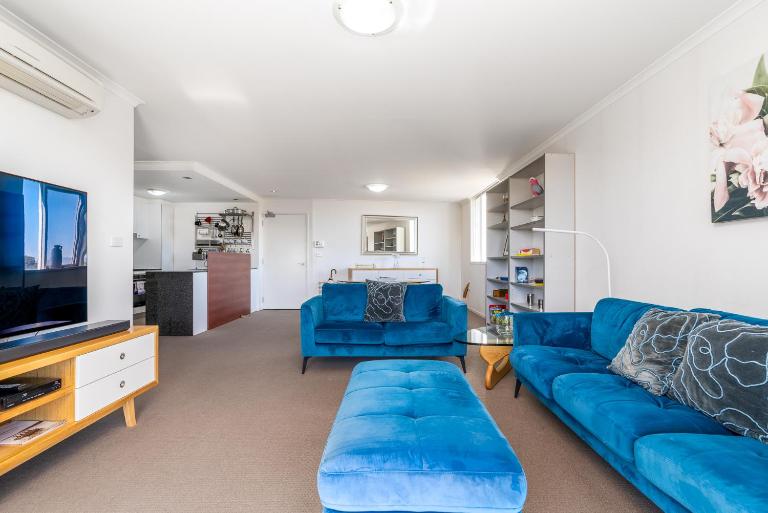 Spacious and Cosy Apt with Great Views in Braddon - Hosted by CanStay - Bed and Breakfast Canberra