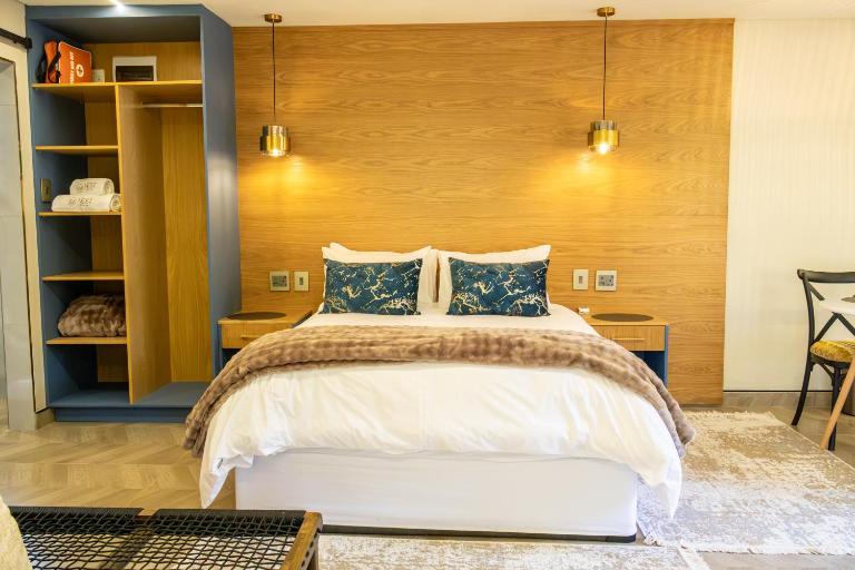 Nest-Blue Swallow's Nest - B&B Howick