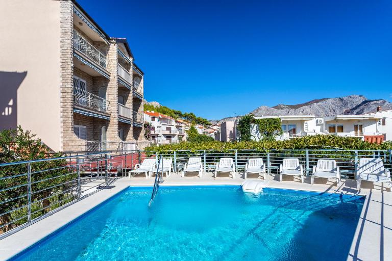 Apartment Joza with pool and sea view, 2 min walk to the beach - Ferienwohnung Duće