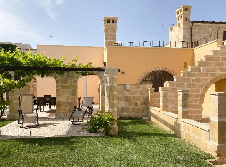 Comfortable House with Fenced Garden - Surano - Fireplace - B&B Surano