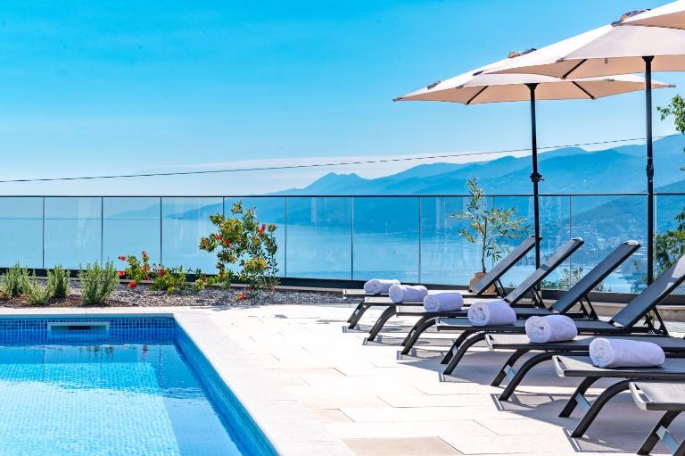 Villa Isabel - Luxury Apartments with Heated Pool & Sea View - Ferienwohnung Opatija