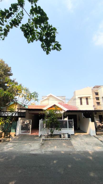 Homey near ITS & UNAIR Syariah - B&B Surabaya