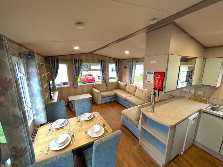 Costal caravan near Edinburgh at Seton Sands - WiFi - 6 sleeps - Bed and Breakfast Birdston