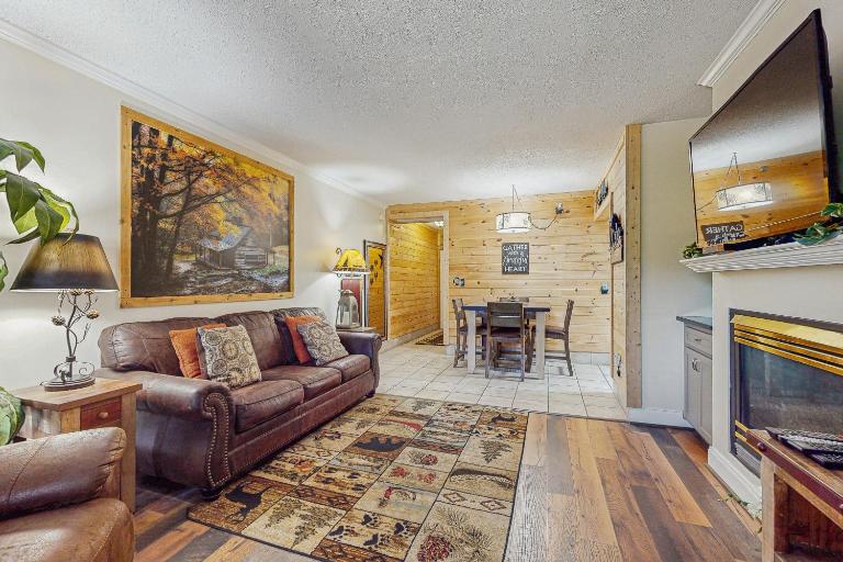 Charming Condo River Views Sleep 6 Fireplace Pool - B&B Pigeon Forge