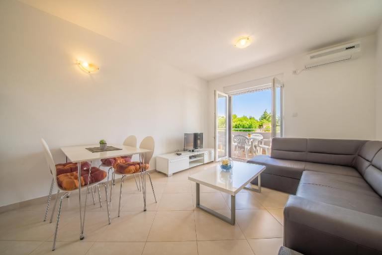 Bright Apartment in Vrsi with Terrace and Garden, 65 m² - Ferienwohnung Vrsi