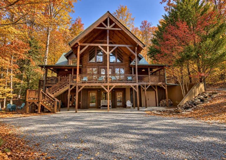 Waterfall Lodge - Bed and Breakfast Ellijay