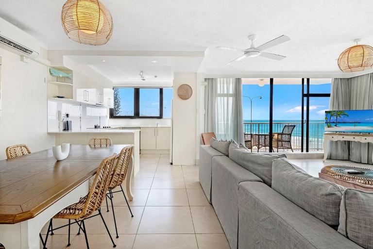 Beachfront Escape in Surfers Paradise - CoastHM - B&B Gold Coast