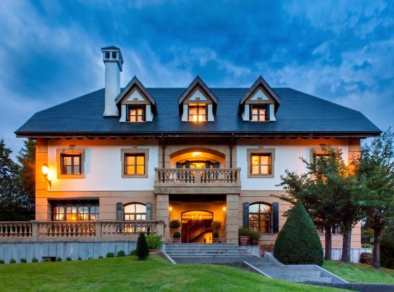 Family Home in Oiartzun with Mountain View - B&B Oyarzun