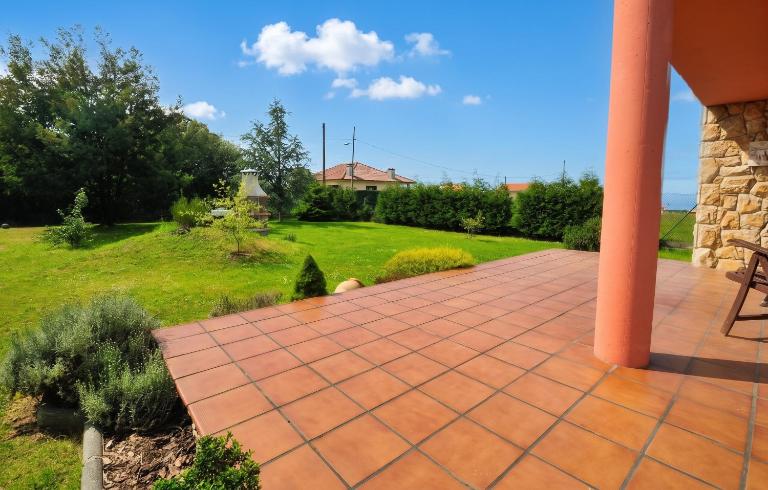 Charming house in Albuerne with fenced garden - B&B Albuerne