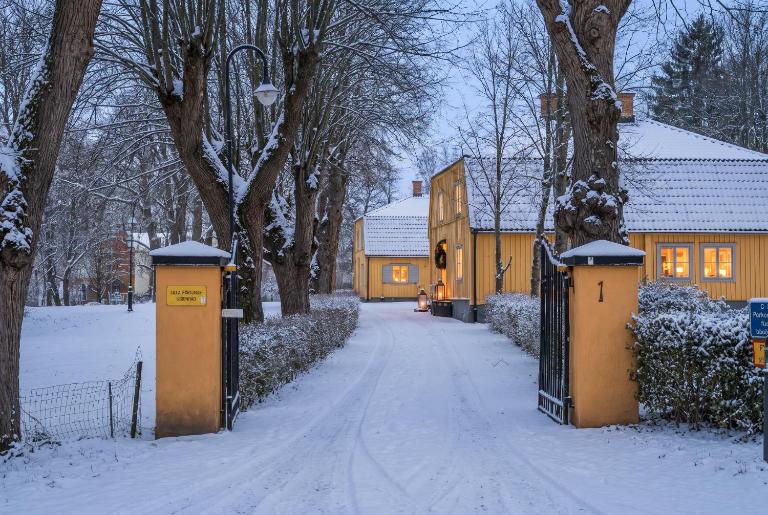 300 Year Old Villa in Solna Mall of Scandinavia - B&B Solna