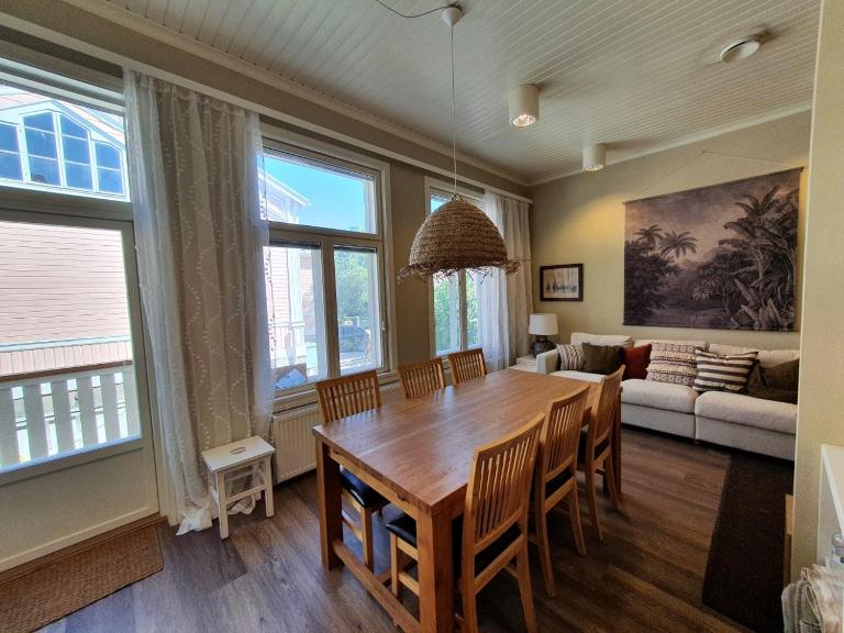 Large apartment in a 19th-century wooden house in the center of Hanko - Ferienwohnung Hanko