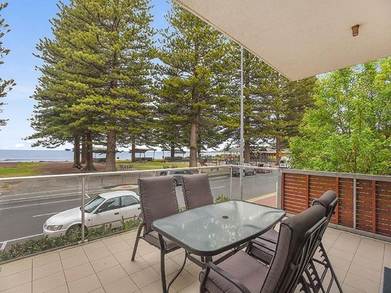 Breeze Beachfront Apartment - Bed and Breakfast Victor Harbor