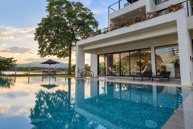 Lakefront Private Pool Villa Full Privacy Nature Escape - Chambres d'hôtes Malsiripura