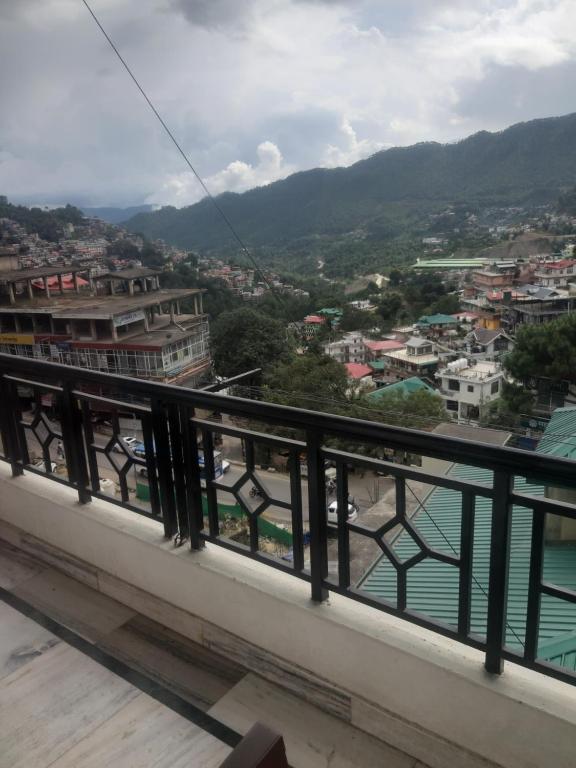 Akshara homestay Private independent home that feels like your own with a kitchen for self cooking and balcony views Couples and family-friendly - B&B Solan