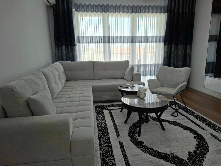 Wohnug 122m2 mit grossem Balkon! - Chambres d'hôtes Gjakova