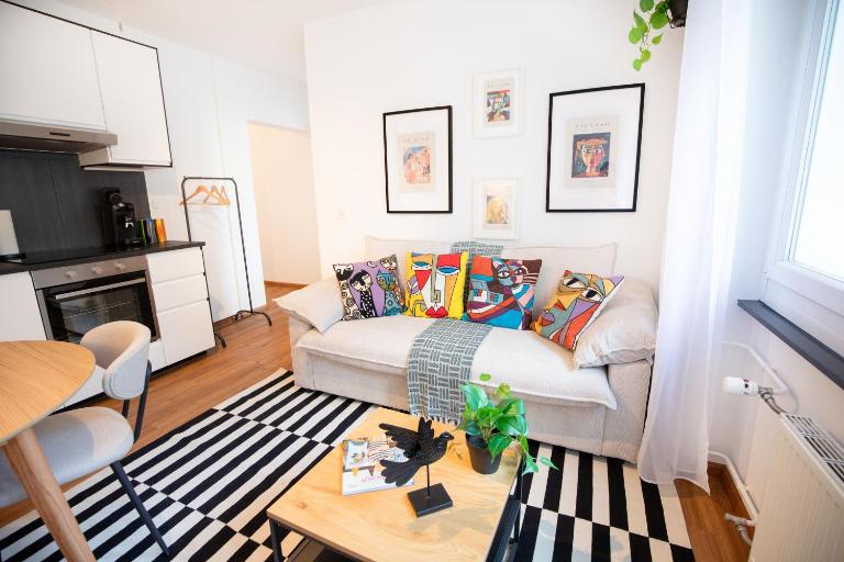 Urban Smart Living near Basel SBB & City Center - Special PRIMERO PICASSO 11 Apartment, up to 4 guests - B&B Basilea