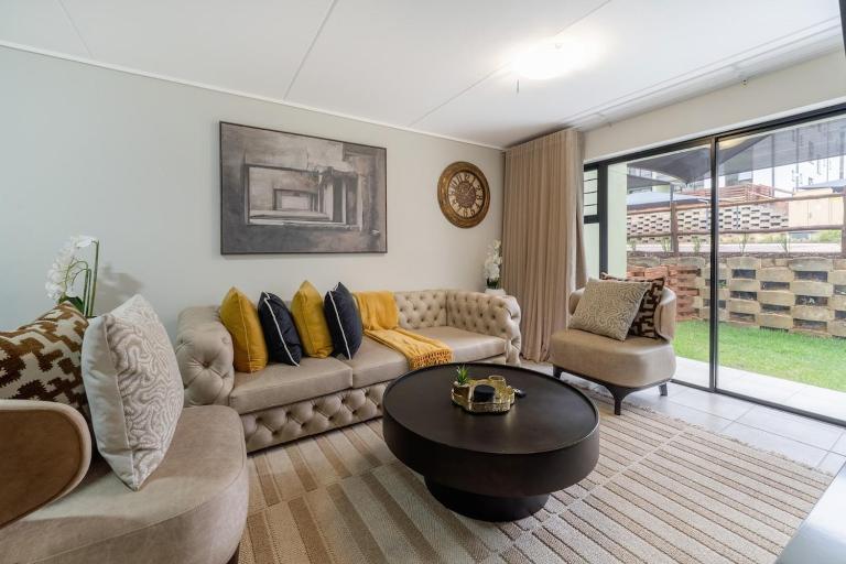 #AlimamaSpaces Modern 3BR Apartment with Pool in Boksburg - B&B Boksburg