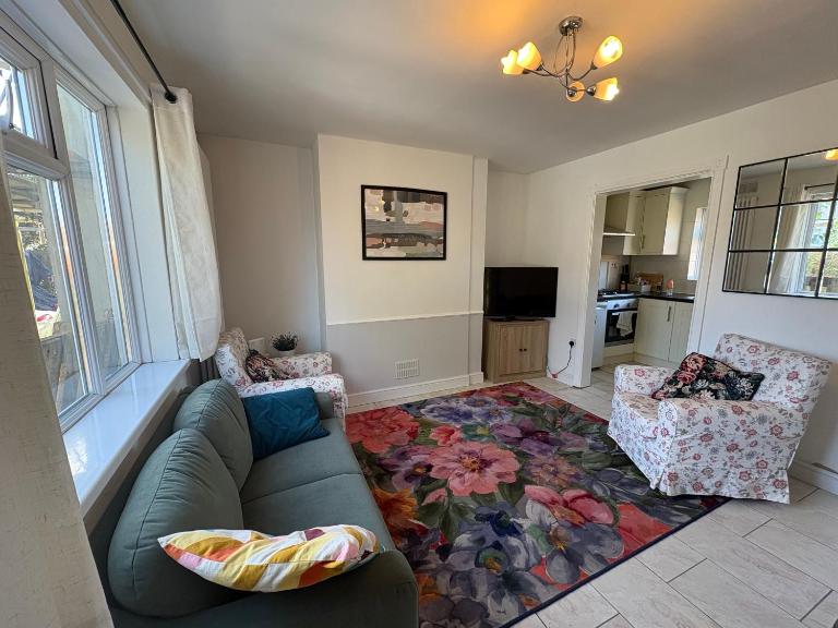 EMA Donington Park Kegworth pilots 3 bedrooms house 4 beds Sleep 6- private drive way - B&B Kegworth