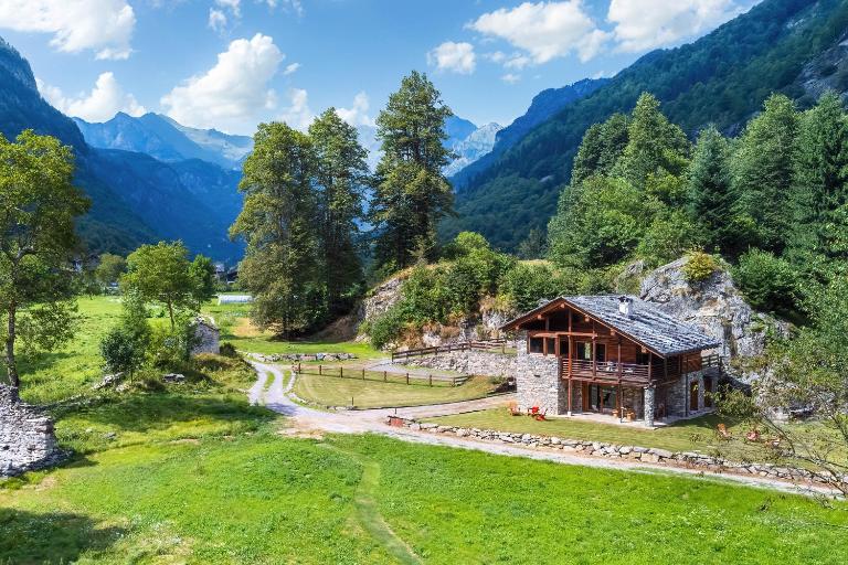 Chalet Walser immerso in una proprietà privata di 2500mq - Chambres d'hôtes Piode