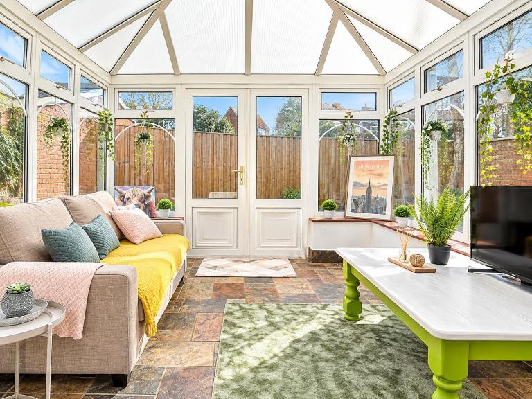 Central Bedford FREE Parking & Private Garden& Conservatory Perfect for large group of people - B&B Bedford