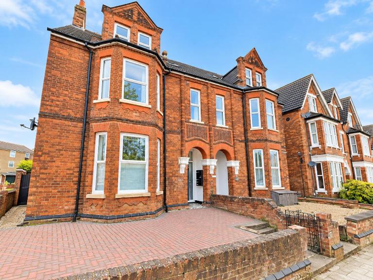 Central Bedford FREE Parking & Private Garden& Conservatory Perfect for large group of people - Bed and Breakfast Bedford