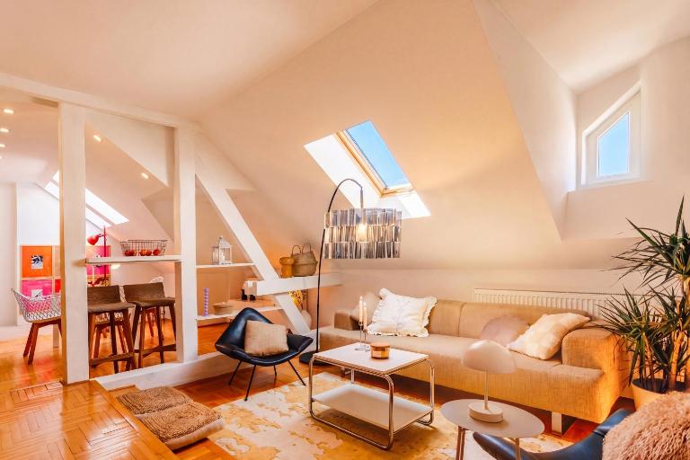 Airy skylight apt, 5 min to Republic Square - Chambres d'hôtes Belgrade