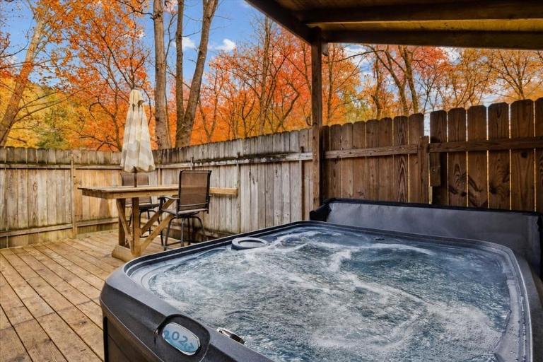 Stone Haven by Beyond Expectations w Hot Tub - B&B Sevierville