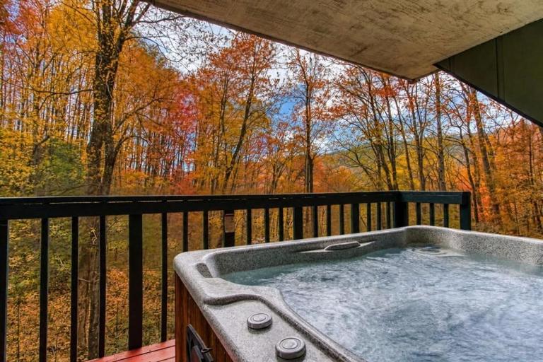 Woods Child Cabin by Beyond Expectation w Hot Tub - B&B Gatlinburg
