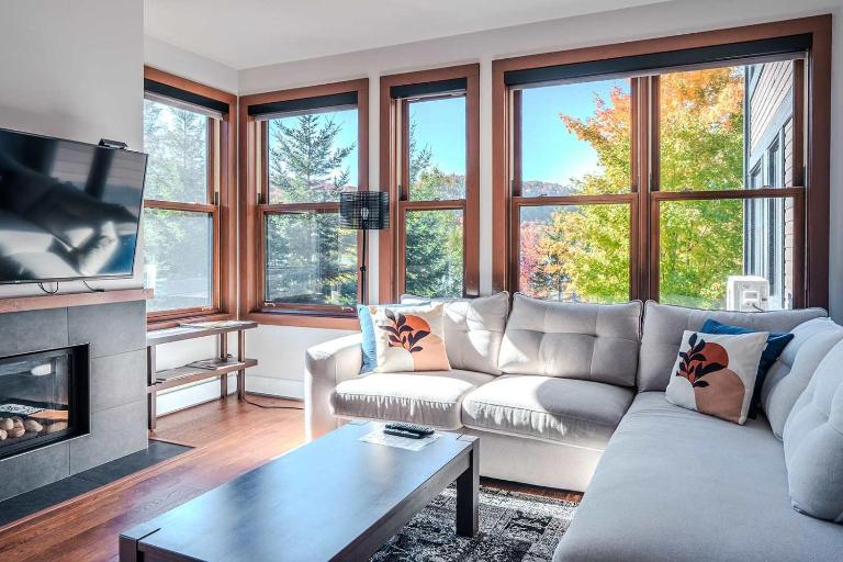 Waterfront condo with magnificent view - Chambres d'hôtes Lac-Supérieur