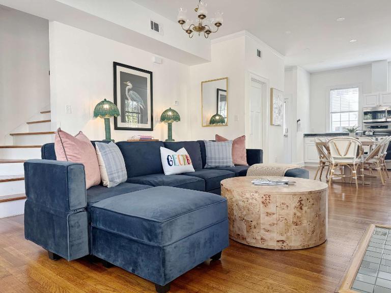 Spacious 3-Floor Downtown Retreat - Prime Location - B&B Savannah