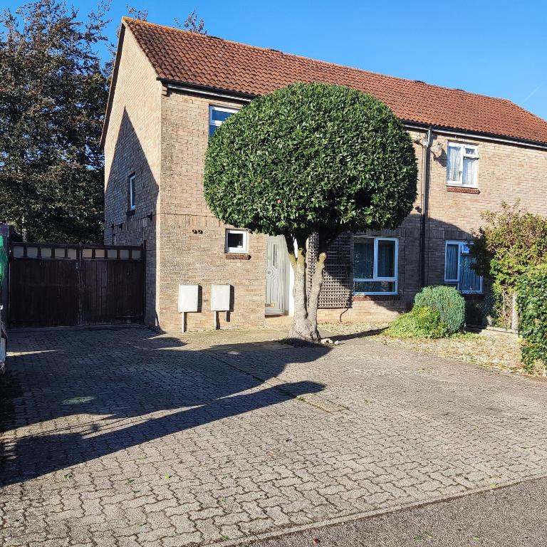 3 Bedroom house, CONTRACTOR STAYS, Garden, Parking 2-3 cars, Sleeps up to 10, Smart TV, Wi-fi, short drive to the Beach, Hospital, Airport - Chambres d'hôtes Bournemouth