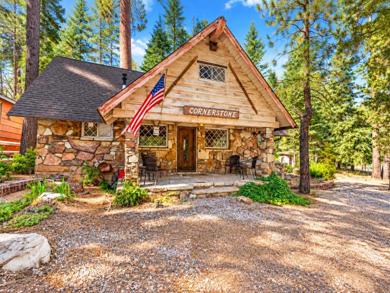 Cornerstone Cabin - Close to National Forest, Hot Tub, Fireplace, Barbecue - B&B Big Bear Lake