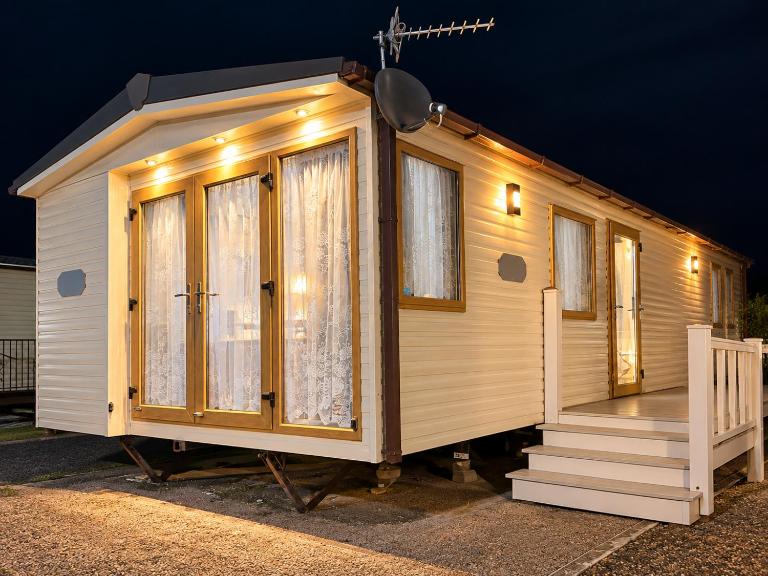 Happy Days Caravan Park - D&J Holiday Home - Sleeps 8 - Towyn - Bed and Breakfast Kinmel Bay