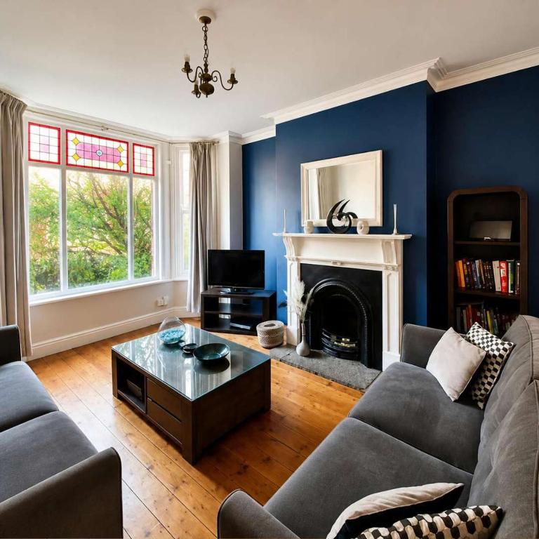 Cosy Victorian Home in Levenshulme's Trendy Suburb - Bed and Breakfast Manchester