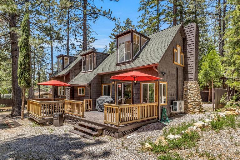 Hobbit House - Cozy Fireplace Retreat In Town - B&B Idyllwild