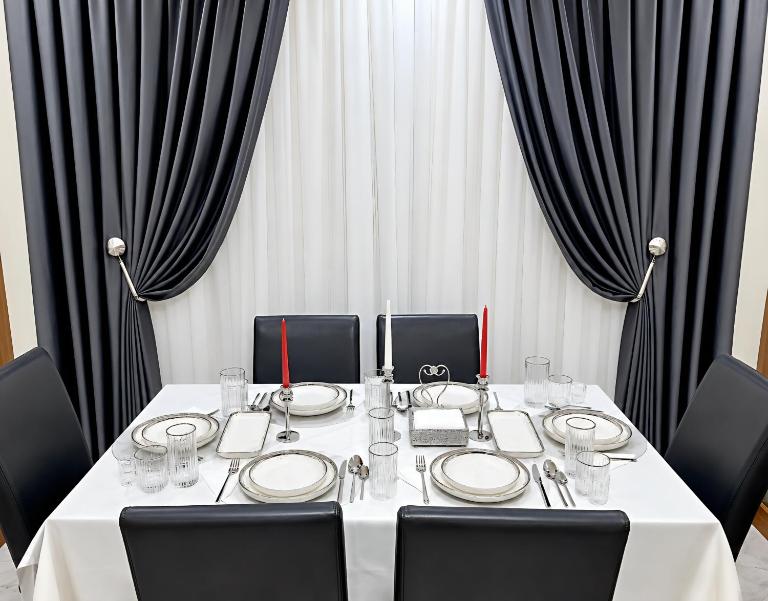 Modern and Secure Stay, Steps to Seaside Boulevard - Ferienwohnung Sumqayıt