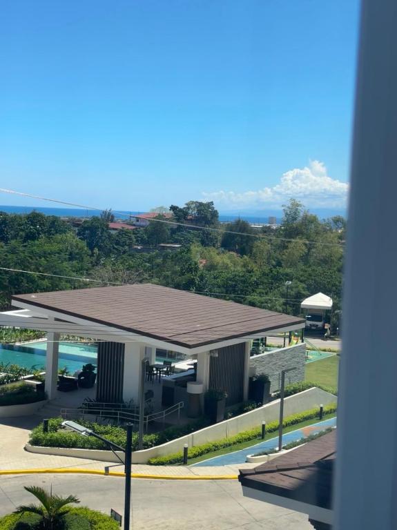 Coastal Crest View l 1BR with Balcony l Pool - Chambres d'hôtes Talisay