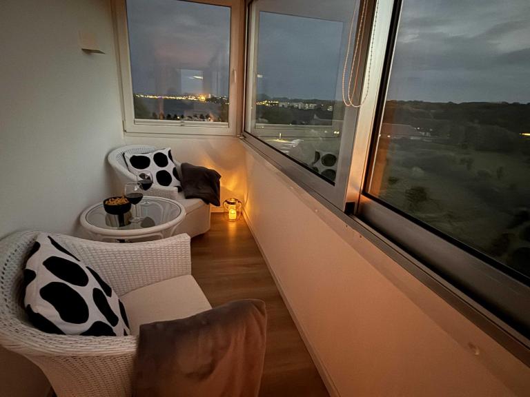 Herbstlicher Logenplatz, Glasbalkon, Panoramablick Ostsee, Binnensee & Salzwiesen - Stilvoll - Highspeed WLAN - Parkplatz - Ferienwohnung 'Freiheit' - Ferienwohnung Heiligenhafen