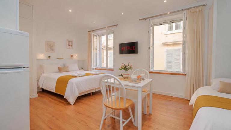 Adagio 1- Studio, Old Town - Bed and Breakfast Karyófyto