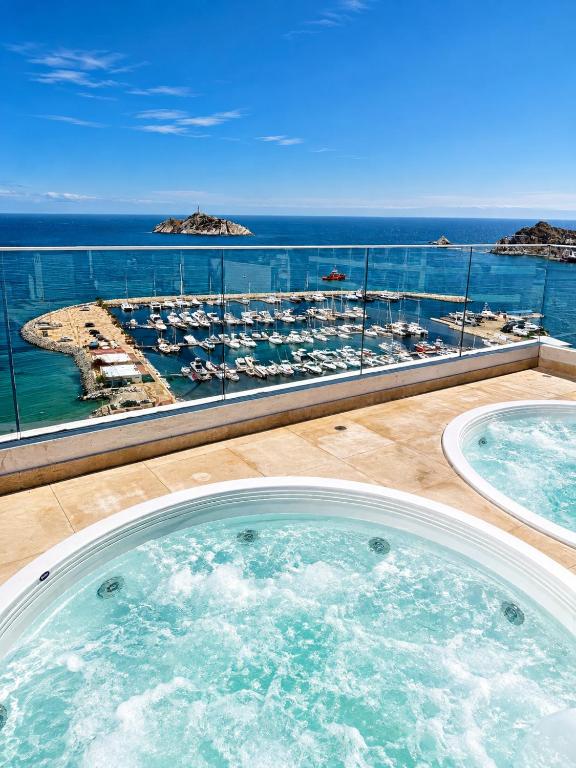Eira A pasos de la Marina Rooftop y Jacuzzi - B&B Santa Marta
