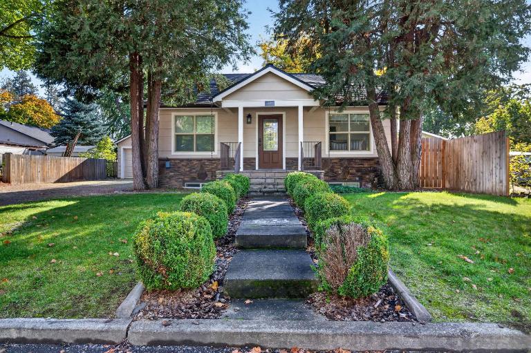 The Hangout House With Bonus Game Room & Foosball - Bed and Breakfast Coeur d'Alene